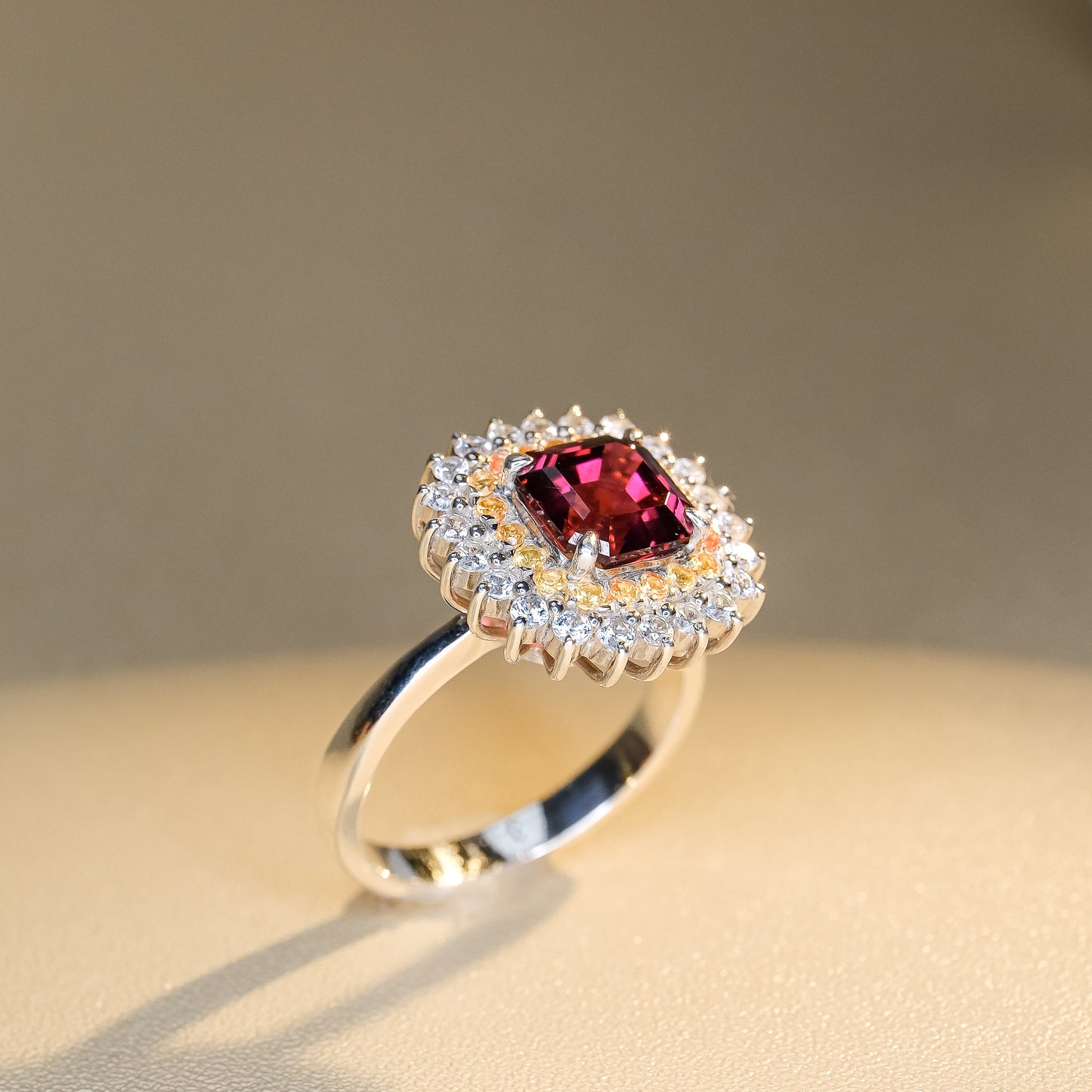 Ladies Ring with Rhodolite Garnet