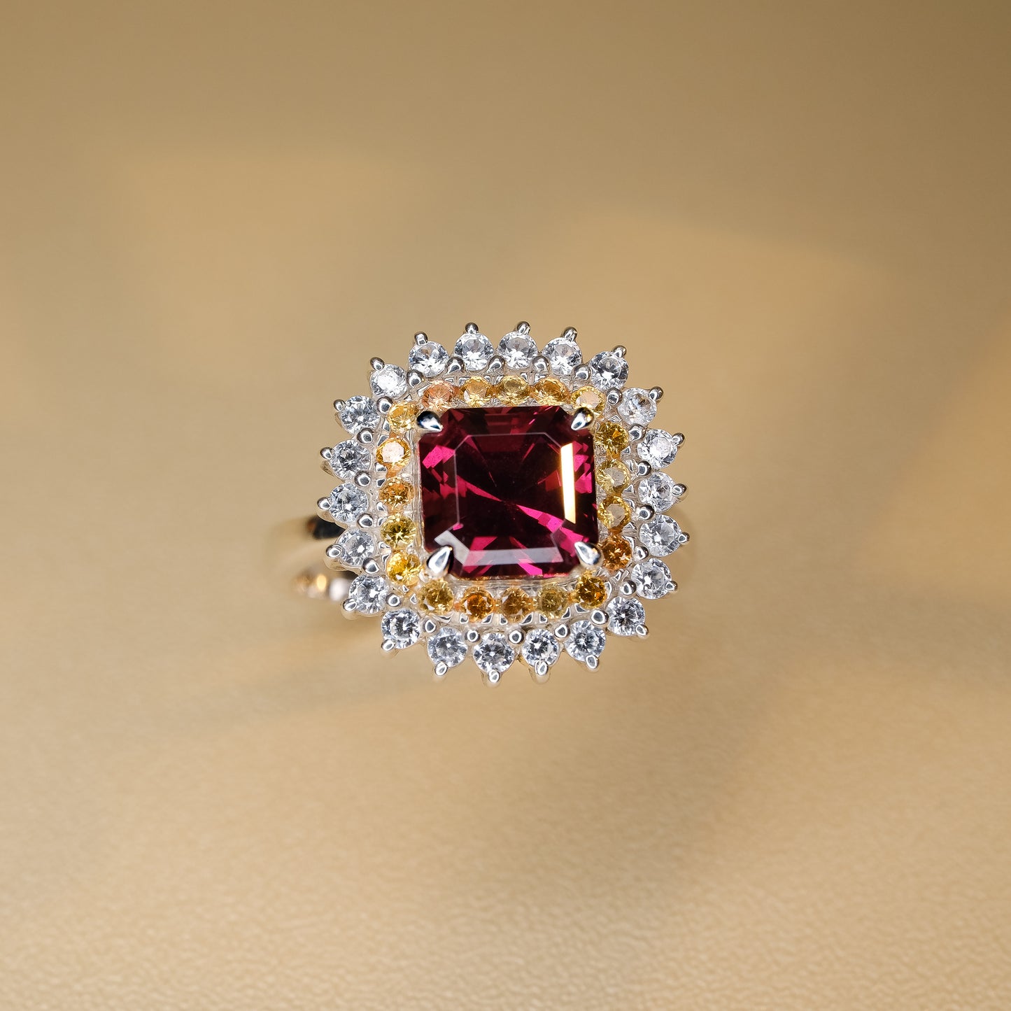 Ladies Ring with Rhodolite Garnet