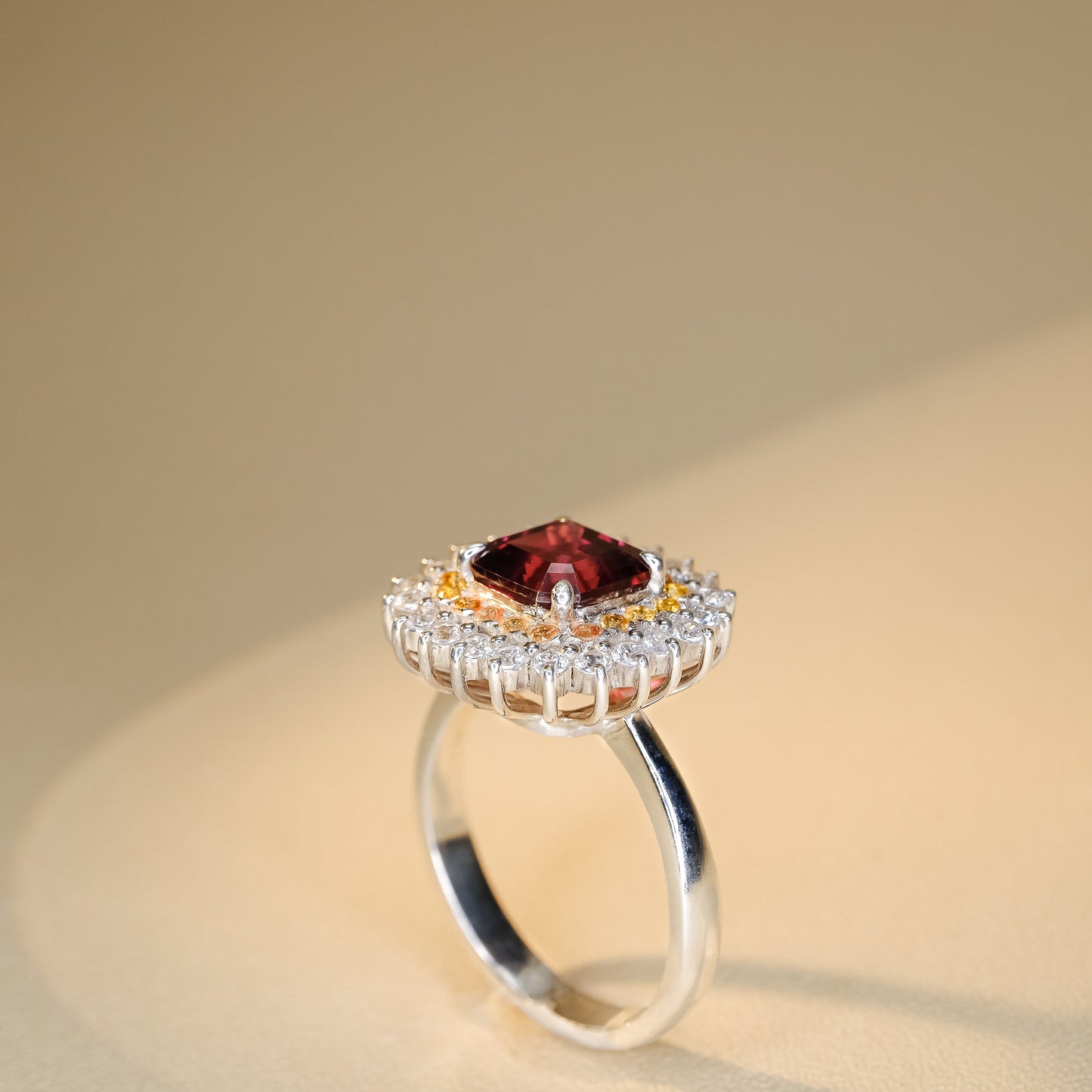 Ladies Ring with Rhodolite Garnet