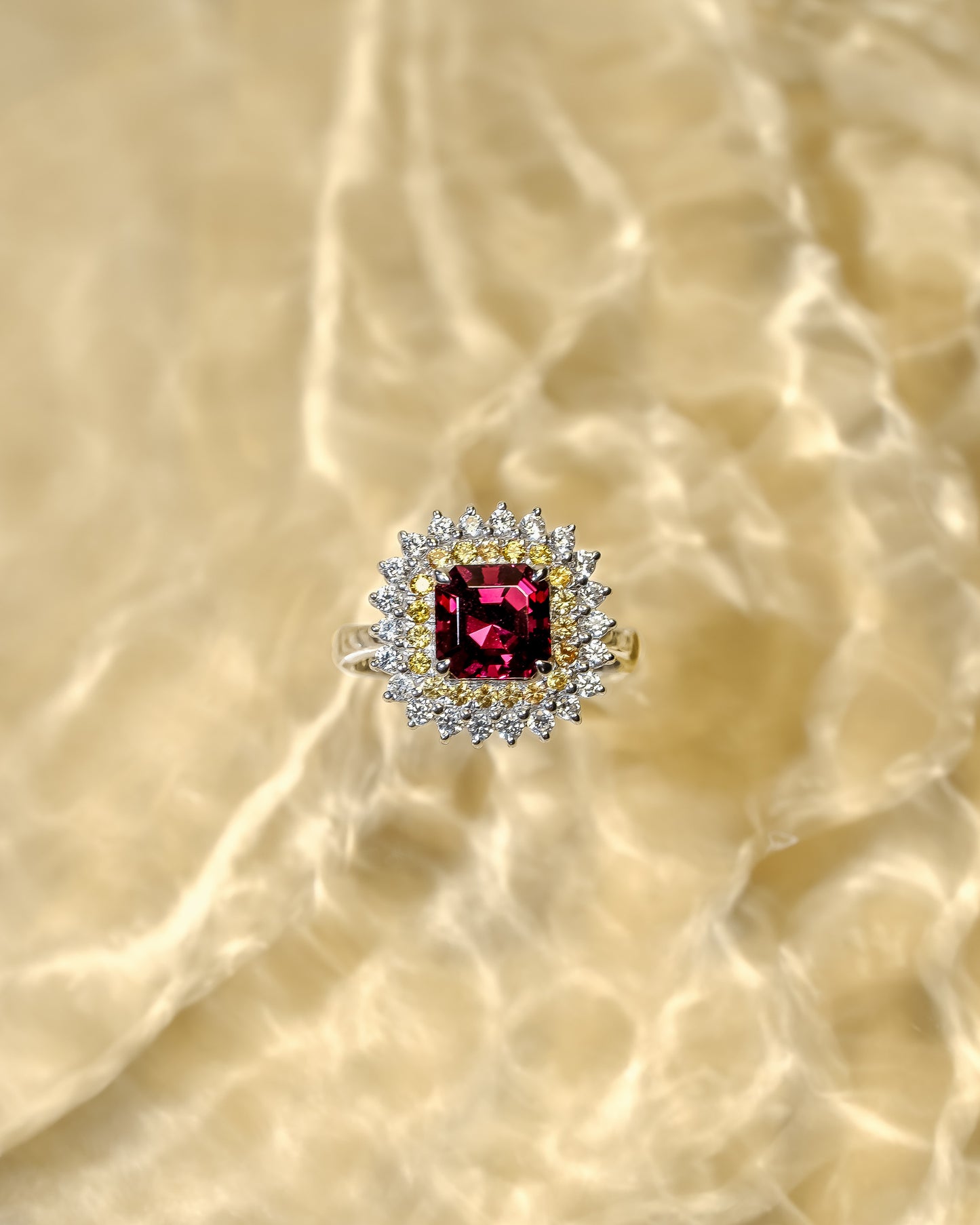 Ladies Ring with Rhodolite Garnet